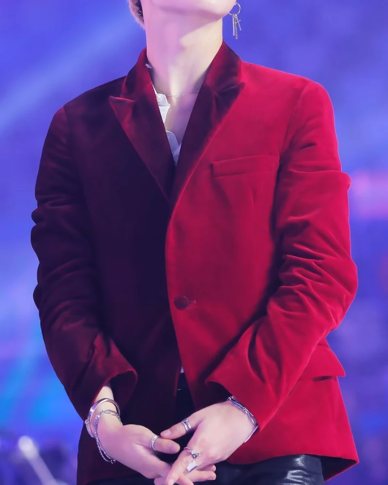 Jimin’s Elegant Burgundy Blazer – K-Pop Star Vibes